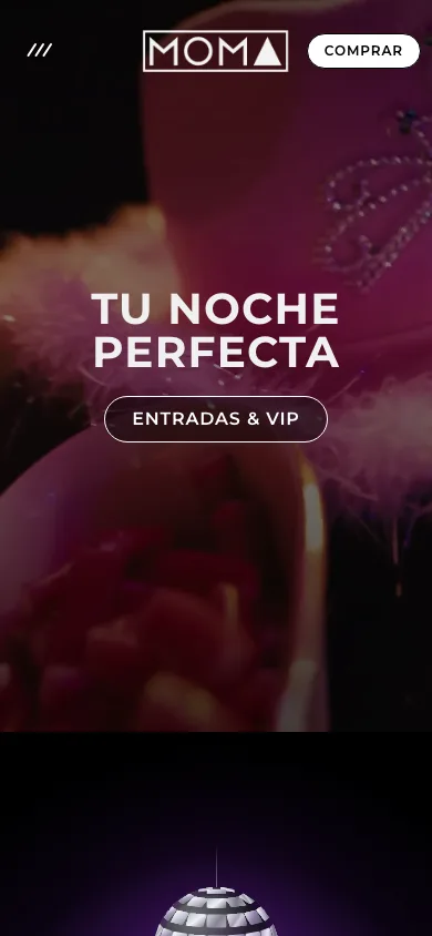 La portada de MOMA Bilbao en un móvil, con el lema y el botón de entradas, y la bola de espejos asomando debajo